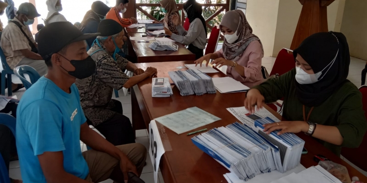 Target 1000 Vaksinasi, Petugas Kecamatan Nalumsari Kewalahan di Serbu Masyarakat