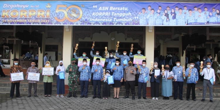 Bupati Jepara Serahkan Santunan Korpri untuk LKSA dan Pemenang Lomba
