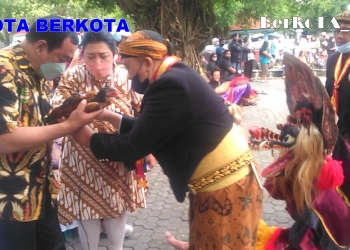 Aksi Magis Jaranan Thek Panjalu Jayati Kediri di Pagelaran Keraton Surakarta