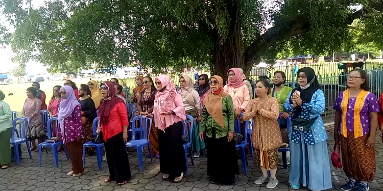 Senam Berkebaya Semarak Hari Ibu 2021 di KPK Solo