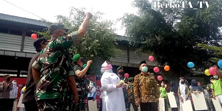 Panser Anoa Mejeng di Pasar Bunder Jadi Tontonan Warga Sragen Peringatan Hari Juang Kartika Ke-76