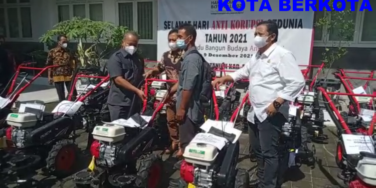 Kader PDIP Boyolali Bagi-bagi Traktor & Perontok Padi , Pesan Agar Tidak Dijualbelikan