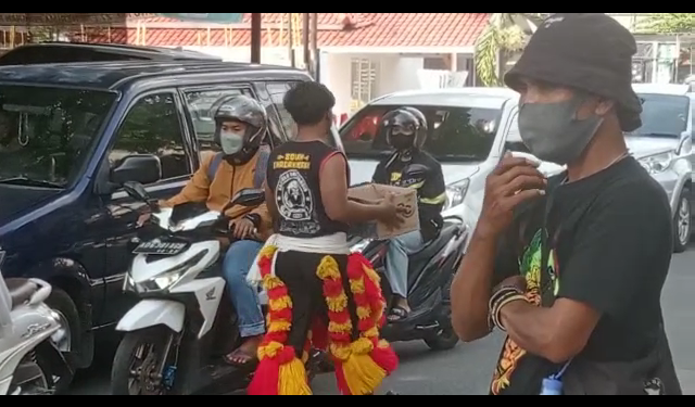 Reog Jalanan di Solo Ngamen Untuk Peduli Semeru