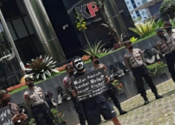 Seniman Kerakyatan Gelar Aksi Teatrikal dan Baca Puisi “Kaesang Gate” di Gedung KPK