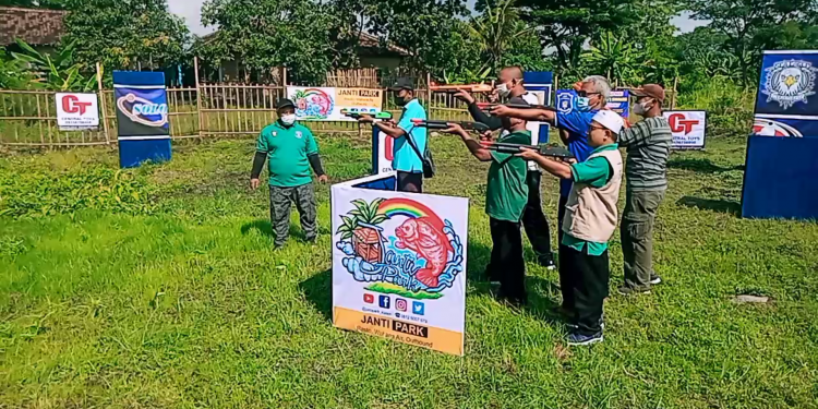 Santri-Santri Janti Ramaikan Arena Airsoftgun di Janti Park