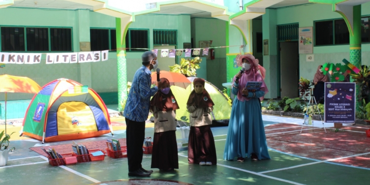 Piknik Literasi, Awali Belajar Siswa Kelas 3 SDIT Nur Hidayah Surakarta