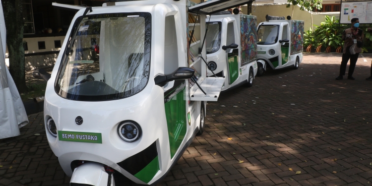 Gerobak Listrik Perpustakaan Keliling Bantu Literasi Warga Kampung Kota Sala