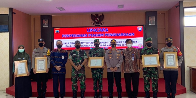 Babinsa, Bhabinkamtibmas dan Nakes di Jepara Mendapat Penghargaan Dari Kapolda