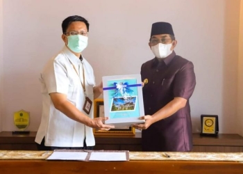 Bupati Anwar Sadat Serahkan LKPD TA 2021 Kepada BPK RI Perwakilan Provinsi Jambi