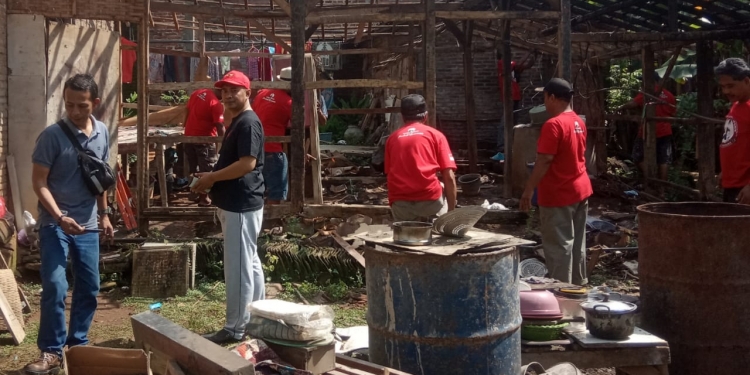 Kepedulian Aak Ipung Renovasi Dapur, dan Sanitasi MCK Mbah Parsih
