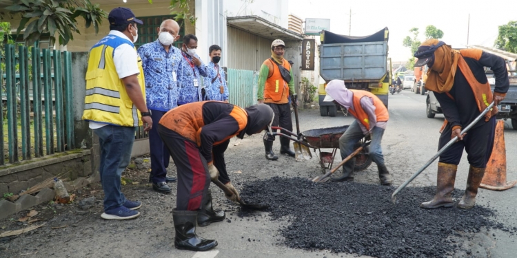 Perbaikan Jalan Jepara di Pantau Langsung Bupati
