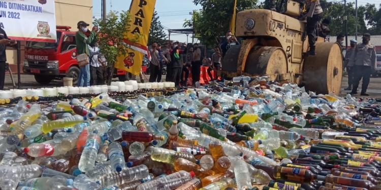 Mapolres Jepara Musnahkan Ribuan Botol Miras