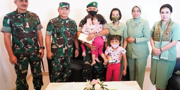 Haru Serda Fredrik Putri Kembar Siamnya Dijenguk Langsung Oleh Kasad