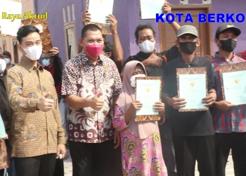  Walikota Gibran Serahkan 147 Sertifikat HM Proda Di Lahan Eks HP 001 Mojo