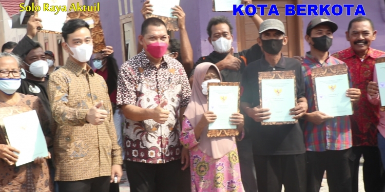  Walikota Gibran Serahkan 147 Sertifikat HM Proda Di Lahan Eks HP 001 Mojo