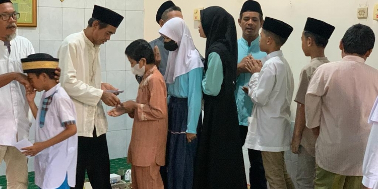 Santuni Anak Yatim dan Bantu Pembiayaan Renovasi Musholla