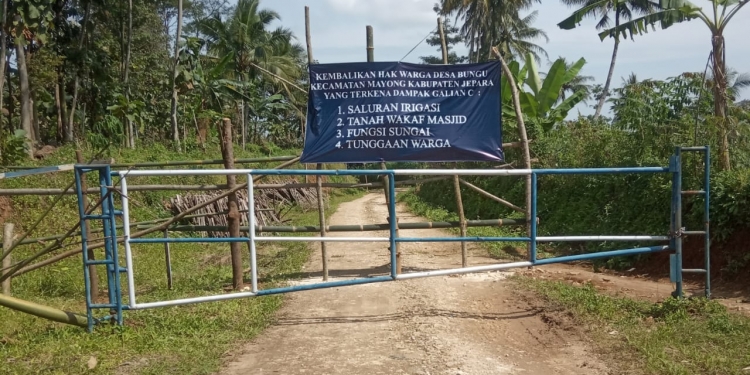 Warga Blokir Pintu Masuk Proyek Galian C Di Desa Bungu