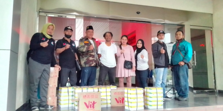 PWOIN Kota Depok Bagikan Takjil Di Perempatan Lampu Merah Ramanda Jalan Raya Margonda