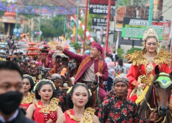 Bupati Jepara Menyapa Masyarakat Diatas Kuda Tunggangan Di Kirab Hari Jadi Ke 473