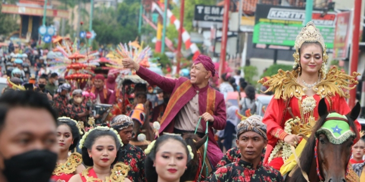 Bupati Jepara Menyapa Masyarakat Diatas Kuda Tunggangan Di Kirab Hari Jadi Ke 473