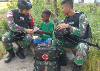 Cerita Indah Satgas Pamtas Yonif 711/Rks Bermain Bersama Anak-Anak Perbatasan RI