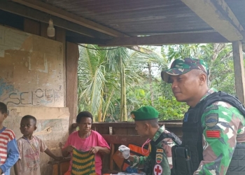 RUTIN CEK KESEHATAN MASYARAKAT, SATGAS YONIF 126/KC BERIKAN PELAYANAN KESEHATAN DOOR TO DOOR SECARA GRATIS