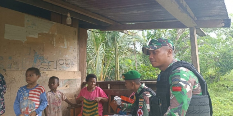 RUTIN CEK KESEHATAN MASYARAKAT, SATGAS YONIF 126/KC BERIKAN PELAYANAN KESEHATAN DOOR TO DOOR SECARA GRATIS