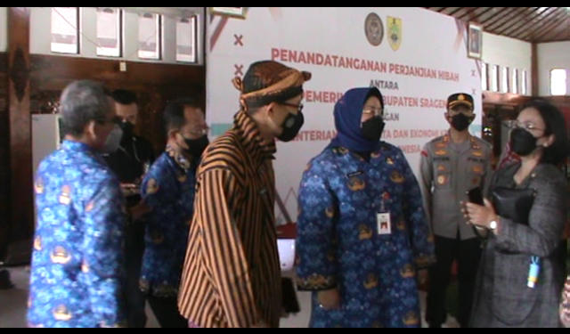 Weekly Pers Briefing dari Sragen Menteri Sandi Uno Anggap UAS Berjasa Promosikan Wisata Religi