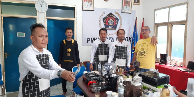 PLN UIP2B Latih Wartawan Ngeracik Kopi Di PWI Depok