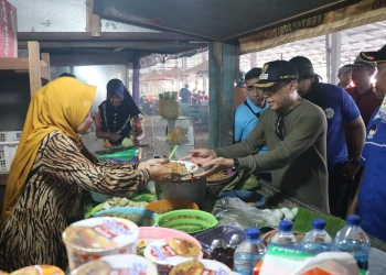 Pj. Bupati Jepara Ajak Larisi Warung Pedagang Kaki Lima dan UMKM