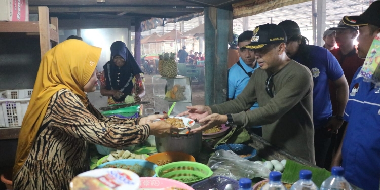 Pj. Bupati Jepara Ajak Larisi Warung Pedagang Kaki Lima dan UMKM