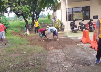 Libatkan Dua Desa Berselisih, Kapolsek Nalumsari Lakukan Gotong Royong Kerja Bakti