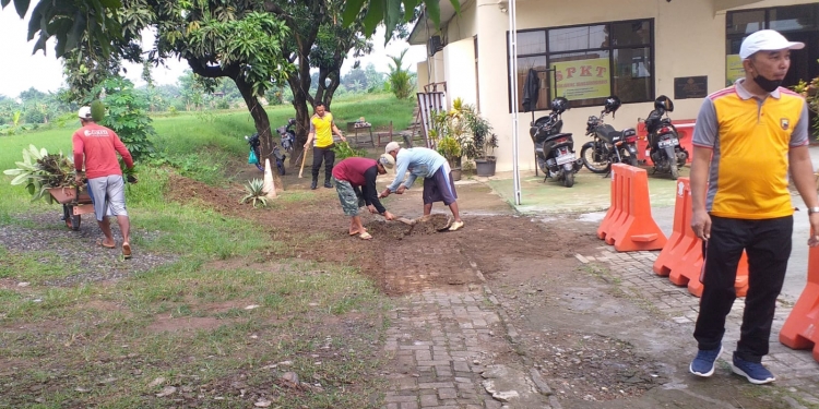 Libatkan Dua Desa Berselisih, Kapolsek Nalumsari Lakukan Gotong Royong Kerja Bakti