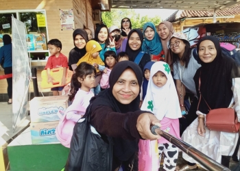 Waduhh !! Emak-Emak Arisan Claster Halimun Pada Nekat Nyemplung Ke Air Ada Apa?