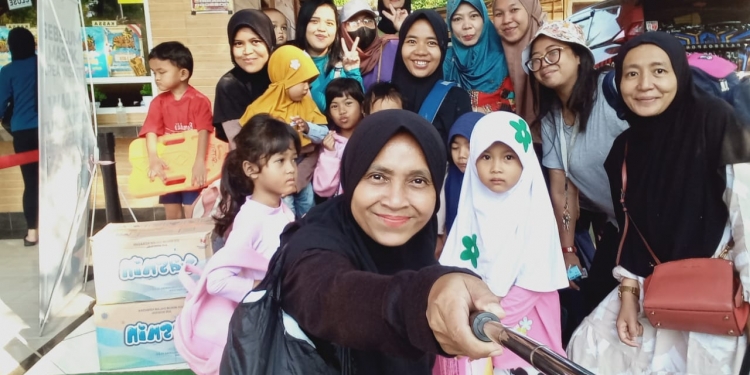 Waduhh !! Emak-Emak Arisan Claster Halimun Pada Nekat Nyemplung Ke Air Ada Apa?