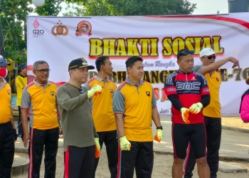 Sambut Hari Bayangkara Kapolres Jepara Bersihkan Sampah di Pantai Teluk Awur