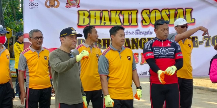 Sambut Hari Bayangkara Kapolres Jepara Bersihkan Sampah di Pantai Teluk Awur