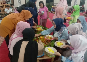 Heboh! Emak-Emak Warga Chopper Bogor Bancakan Nasi Tumpeng Persembahan