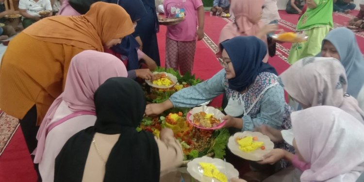 Heboh! Emak-Emak Warga Chopper Bogor Bancakan Nasi Tumpeng Persembahan