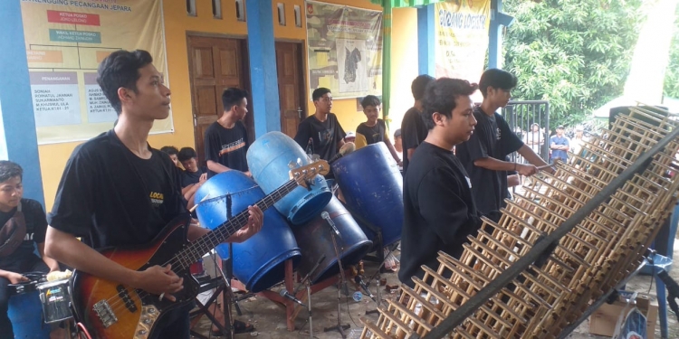 Sedekah Bumi Desa Rengging Kearifan Lokal Diiringi Seni Tongtek