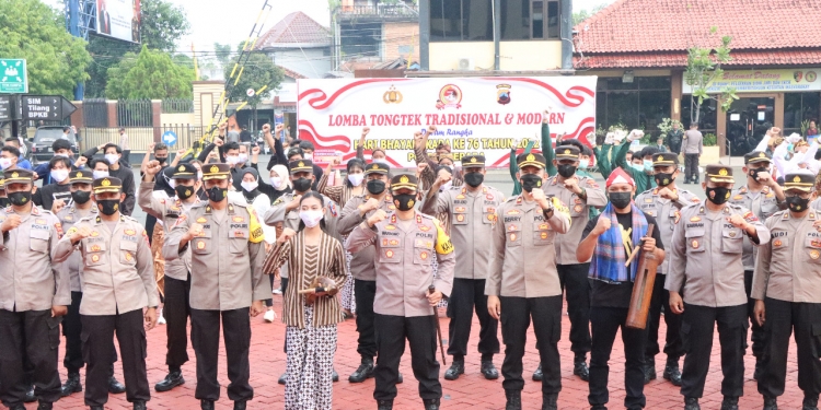 Sambut Hari Bhayangkara Ke 76 Polres Jepara Adakan Lomba Tongtek tradisional Dan Modern