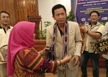 DPD SWI Jepara Serahkan Souvenir Seni Ukir dan Tenun Troso di Rakernas