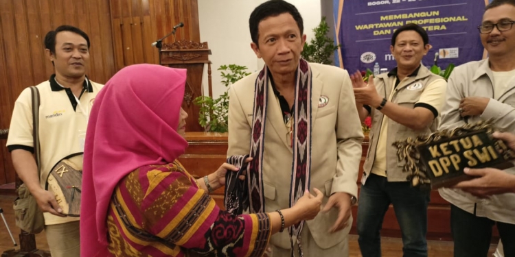 DPD SWI Jepara Serahkan Souvenir Seni Ukir dan Tenun Troso di Rakernas