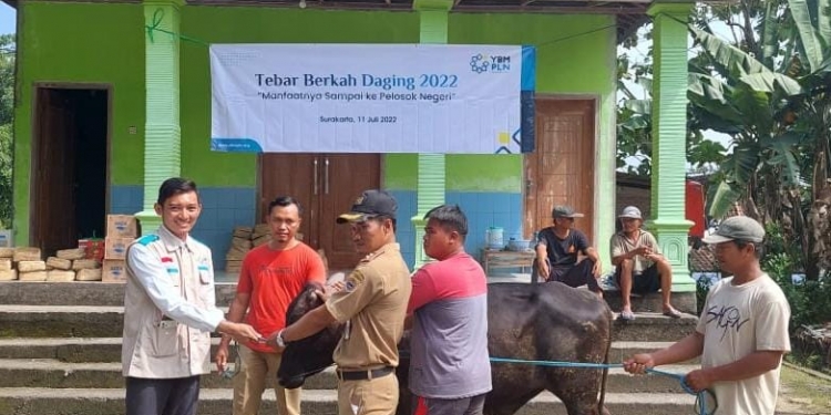 Yayasan Baitul Maal(YBM) PLN UP3 Surakarta Menyalurkan Hewan Kurban Ke Masjid Al Ikhlas Desa Tlogotirto