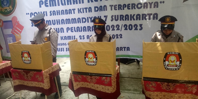 Democracy Day di SMP Muhammadiyah 7 Solo , Lima Polisi Tarung di Pilka OSIS 2022