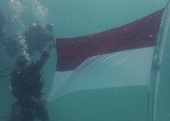 Pengibaran Merah Putih Di Dalam Laut Karimunjawa Sukses، Kebanggaan LANAL Semarang