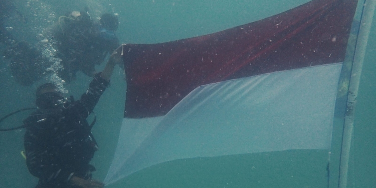 Pengibaran Merah Putih Di Dalam Laut Karimunjawa Sukses، Kebanggaan LANAL Semarang
