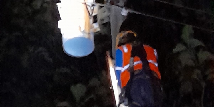 PLN Sumberlawang Bekerja Maksimal Dalam Menangani Gangguan Listrik