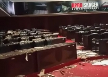 Gedung DPRD Sragen Porak Poranda. Enam Ruangan Hancur dan Satu Gedung Rusak