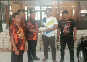 Relawan Jokowi Indonesia Robinson Akmaludin Berbagi Beras Kepada Wong Cilik